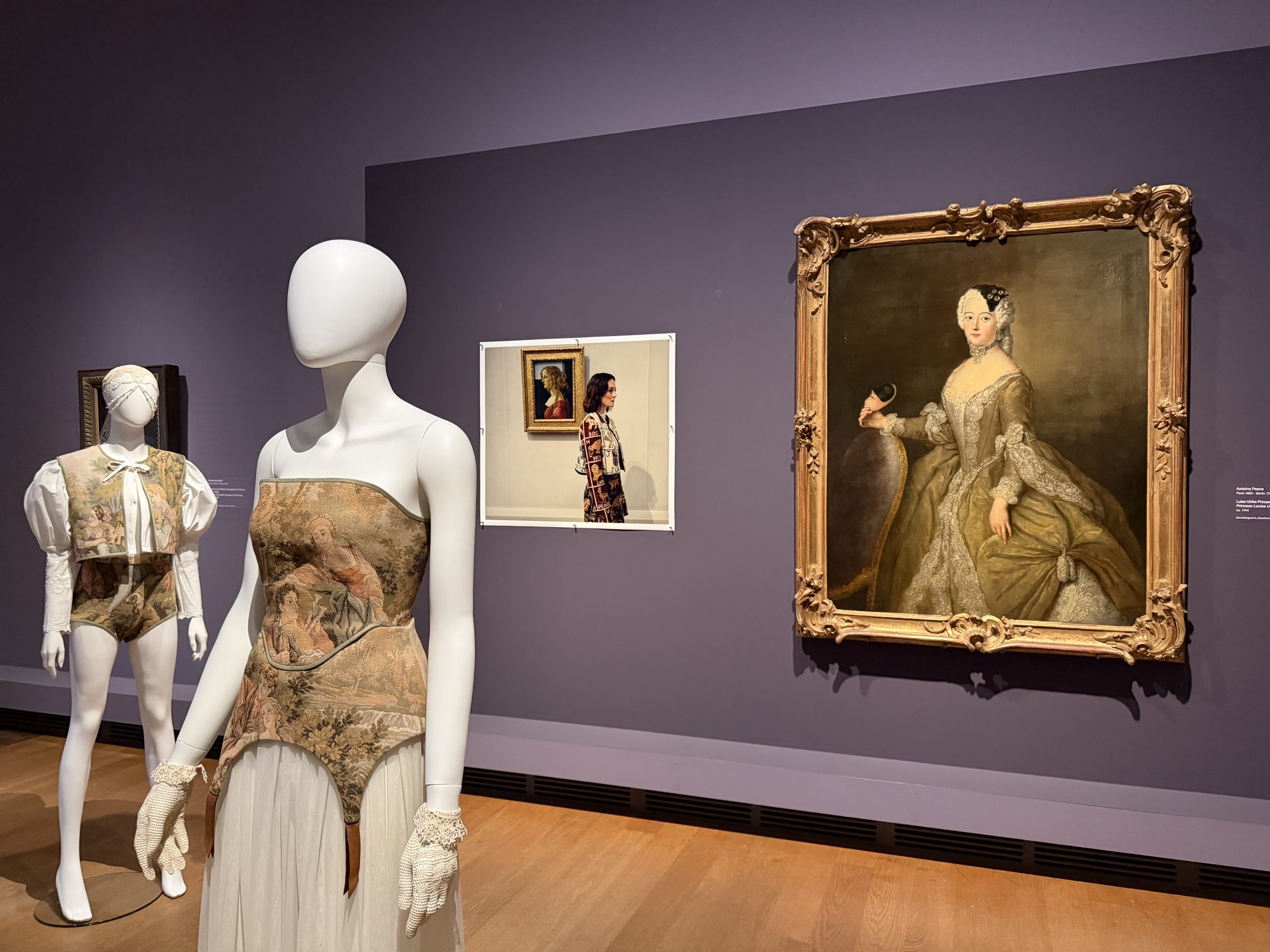 Gallery Looks in der Berliner Gemäldegalerie ist ein stilvolles Crossover und zeigt wie Mode, Malerei, Inszenierung zusammenhängen.